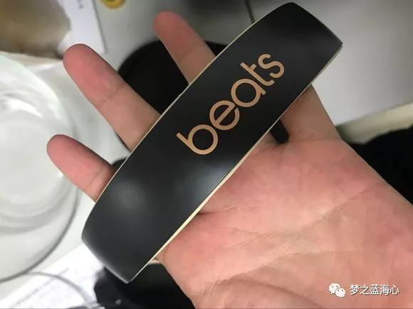 托人从香港带回来的beatsstudio3wireless录音师三代蓝牙怎么看起来有点怪？