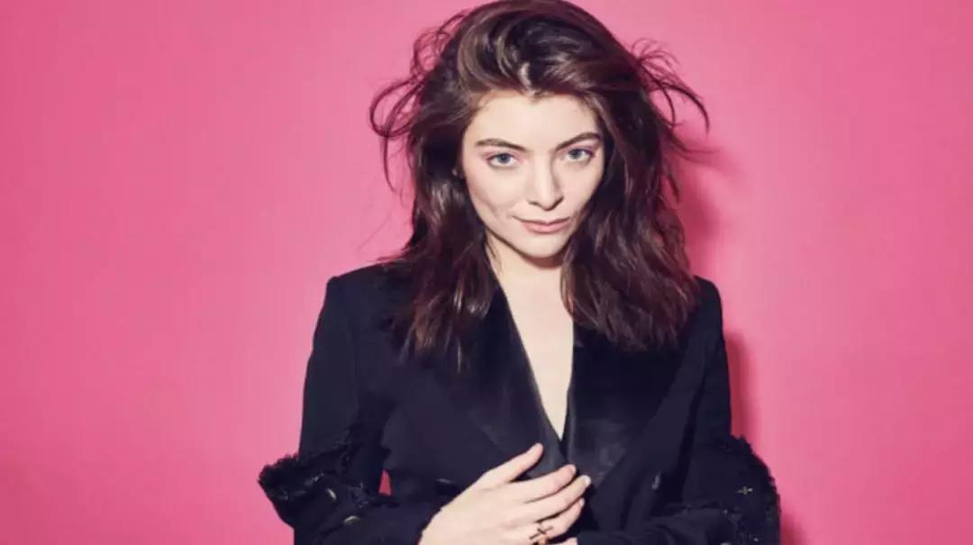 女生参加音乐节，突然感觉双腿间热热的，一回头顿时觉得恶心至极