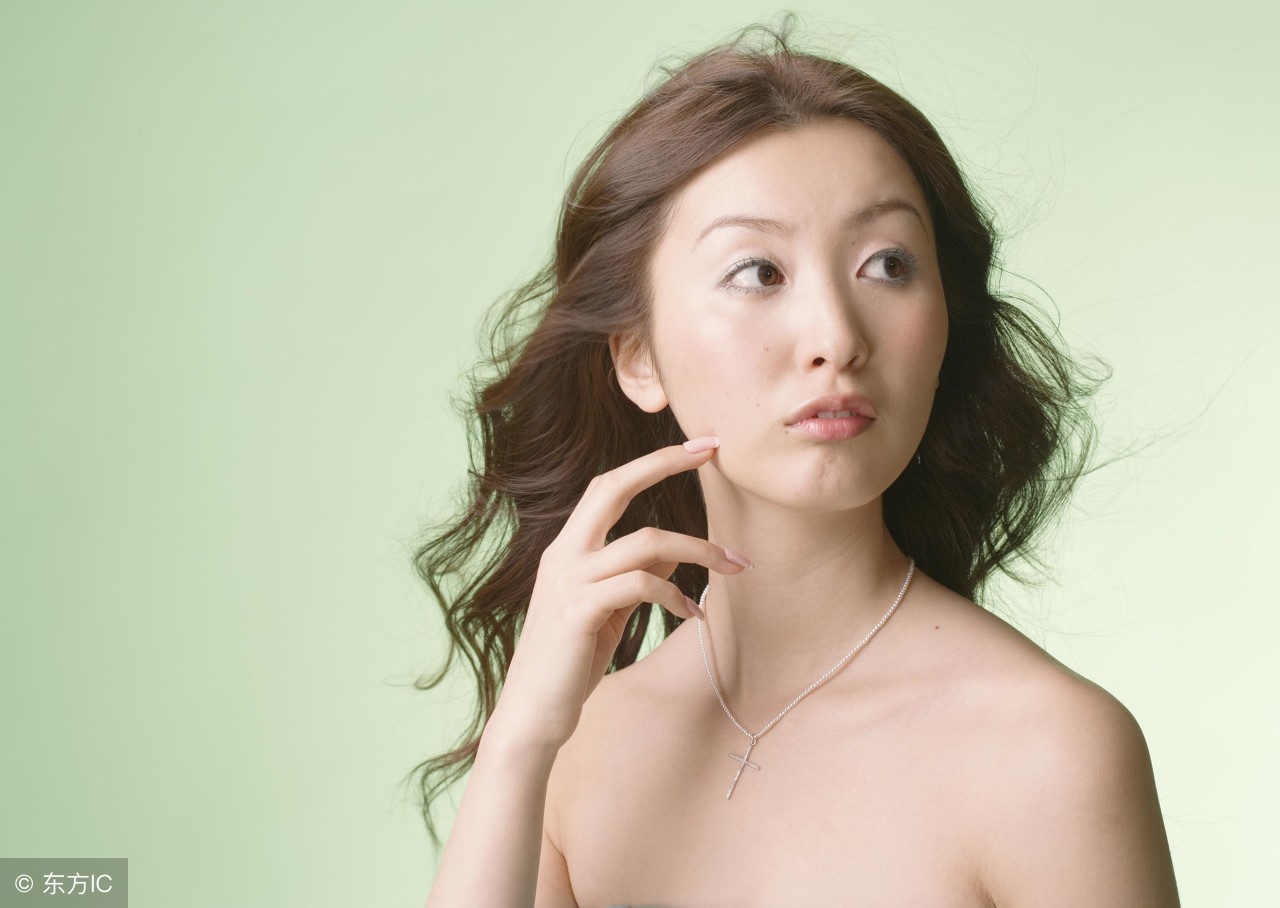 用胸贴后发痒有印怎么回事,贴胸贴以后胸部发痒