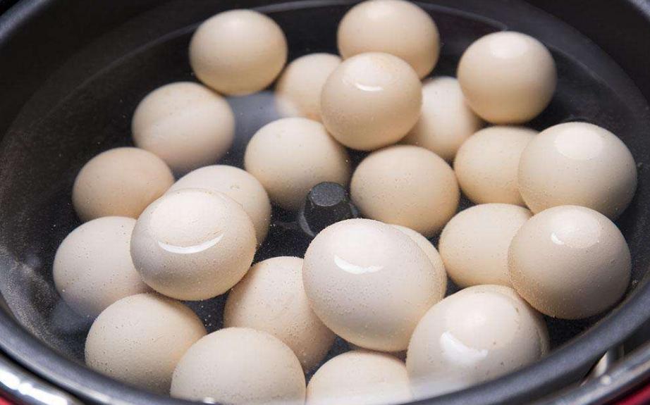 鸡蛋怎么煮不会破壳又好剥,鸡蛋如何煮不开裂
