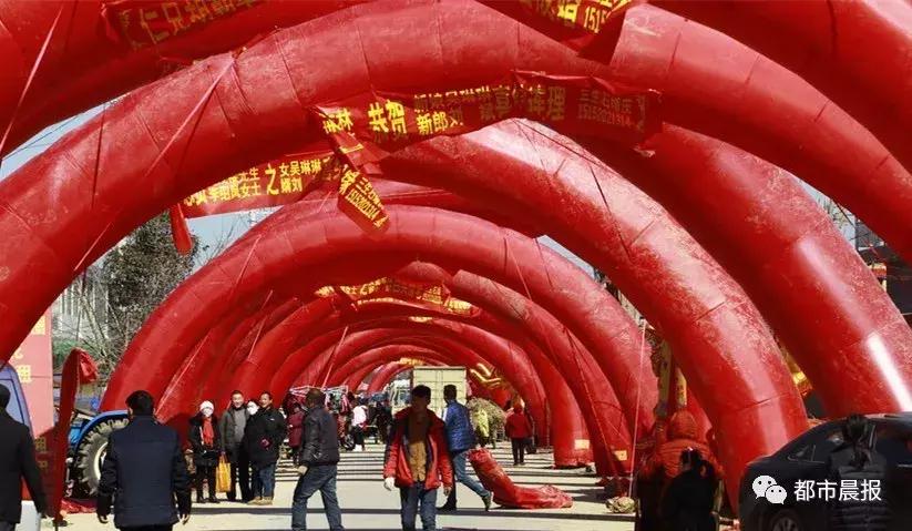 结个婚大摆宴席,100个拱门结婚现场