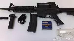 手持假枪随时被击毙!荷警方担心仿真*器武**增加,连续宣传