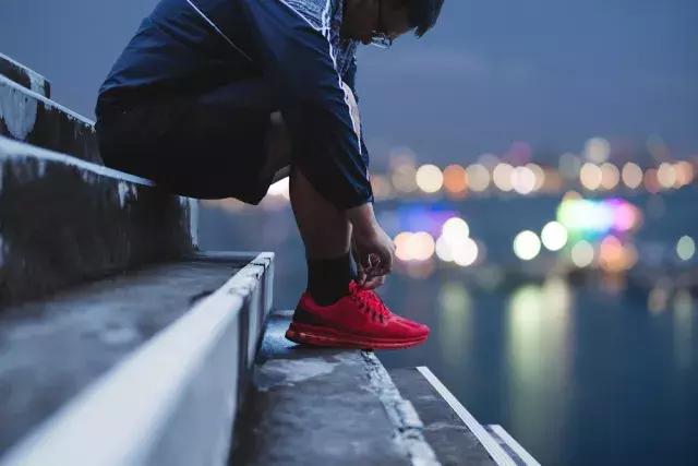 炎炎夏日不愿动？没关系，收好这份夜跑指南，在晚上悄悄燃脂
