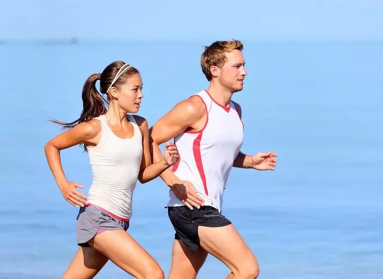 跑步跑到脚趾甲盖里面有水泡图片,跑步脚上出现黑趾甲该怎么处理