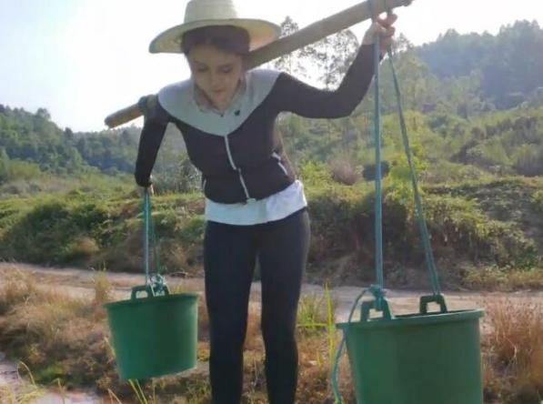 从性感女神到乡下小妹，张琪格开启户外直播变形记，网友：不容易