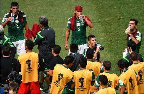 世界杯为了让比赛更精彩,居然“强制”运动员喝水