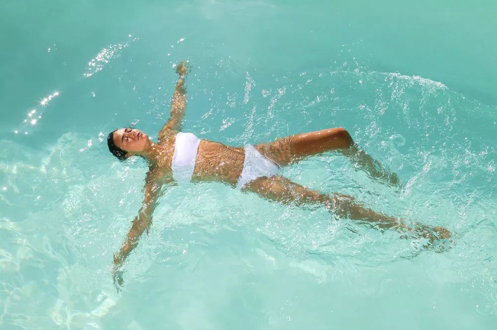 CiCi年希老师:做为皮肤白嫩的仙女们,怎么游泳才不伤皮肤?