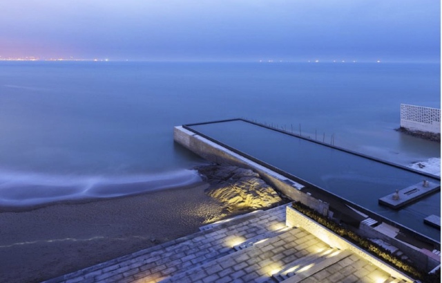 晚上在青岛吹着海风吃海鲜,青岛吹着海风吃着烧烤