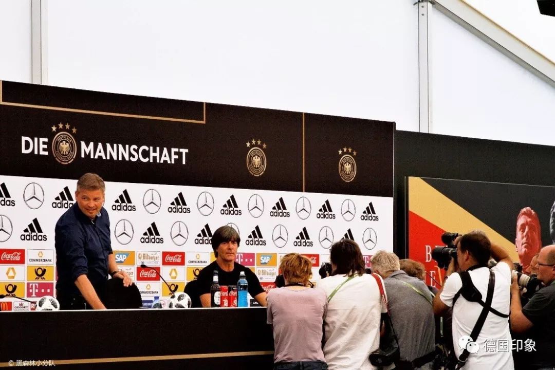 德国夺冠后向观众展示大力神杯,2022世界杯德国队虽败犹荣