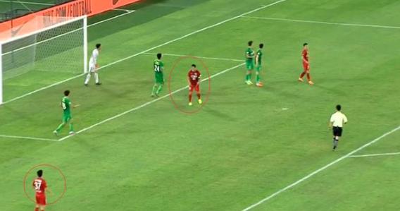 可悲可叹！上港国脚一“拘谨”式传球遭外援怒吼，国足也该反思了