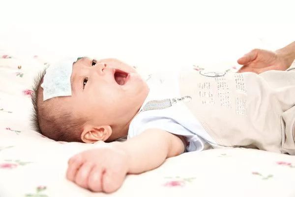 家长受不了煎熬倒地抽搐,孩子发生抽搐怎么办