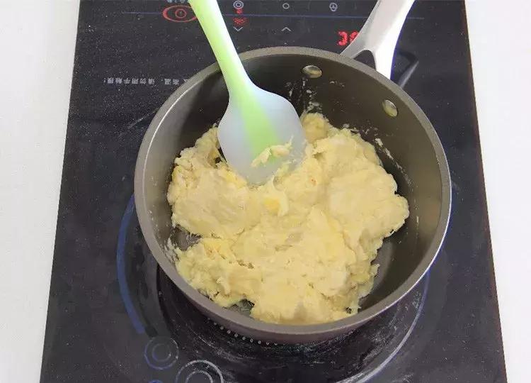 层层酥脆奶香浓郁太好吃了,榴莲酥有层次的酥皮