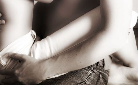 产后多久可以接吻,产后多久可以在一起坐月子