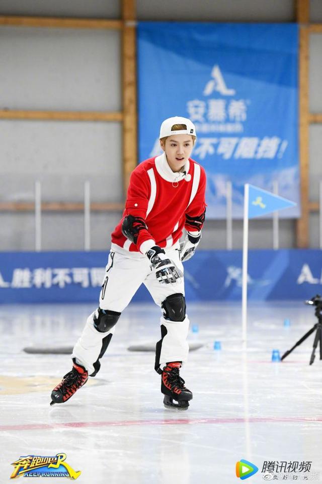 鹿晗雪地足球赛,鹿晗踢足球重返17岁