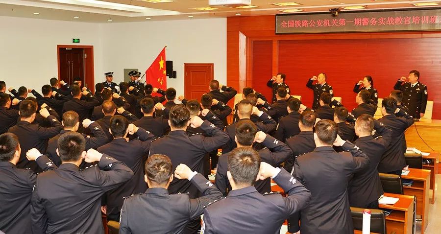 警务实战教官为民警讲授实战技能,警务实战教官需要具备哪些能力