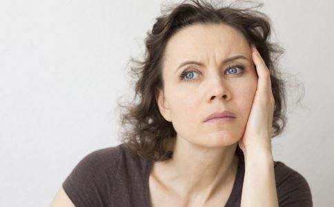 更年期潮热失眠月经不调,更年期月经推迟心情烦躁