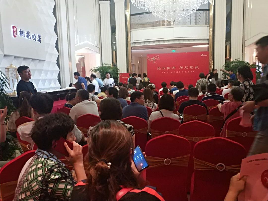 河西开盘:现场踢足球,弄错号码喊来警察,还有盘首付降至三成……