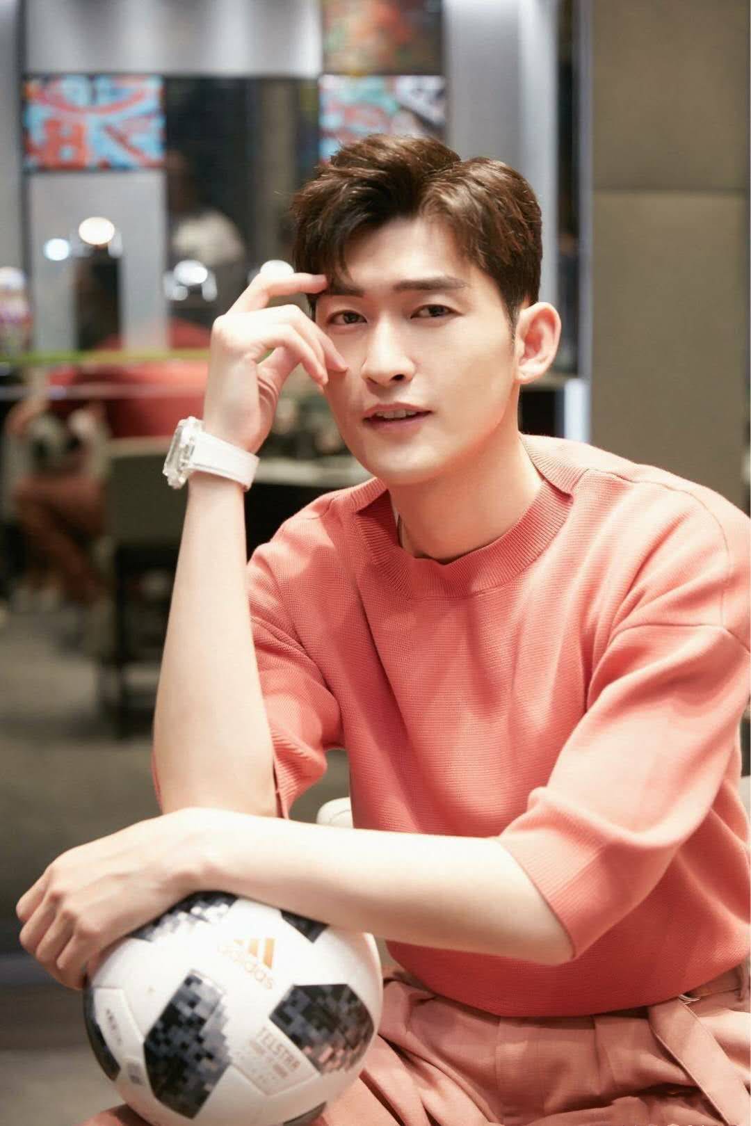 张翰出席商业活动助阵世界杯足球赛，一身红衣红裤帅气十足！