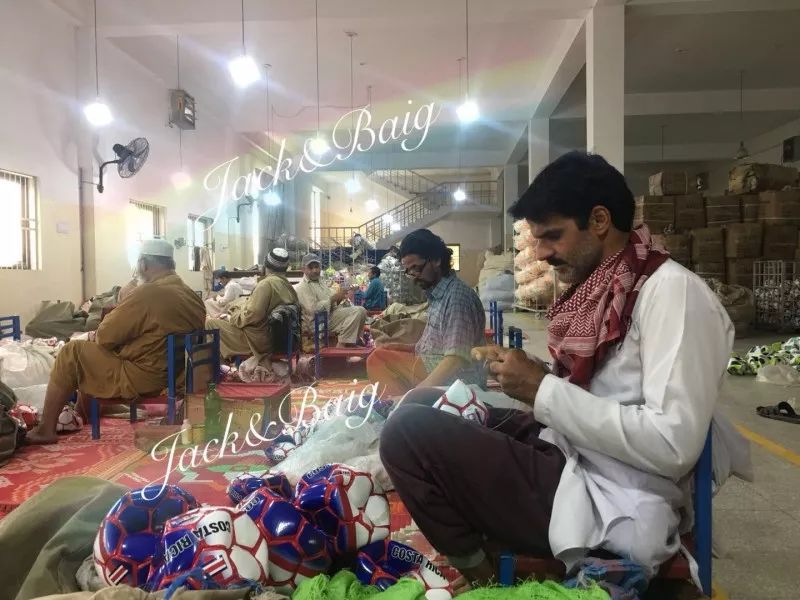 征集｜它生产的足球在德甲联赛上滚动！现在，你发照片它来送球