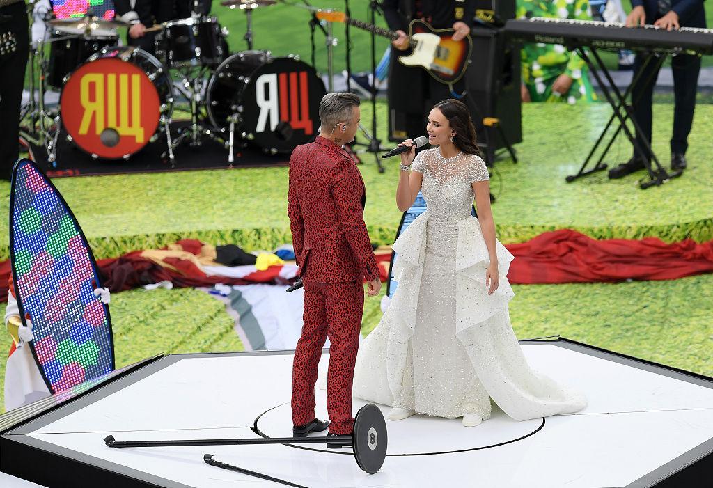 世界杯开幕式竖中指唱歌,世界杯开幕式上的歌手竖中指