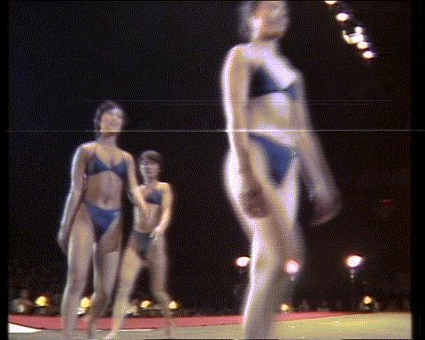 穿比基尼的中国姑娘:姐穿的是自由