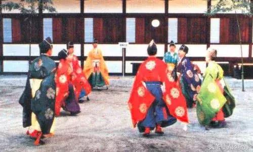 蹴鞠怎么样变成足球的,蹴鞠传承千年的中国足球