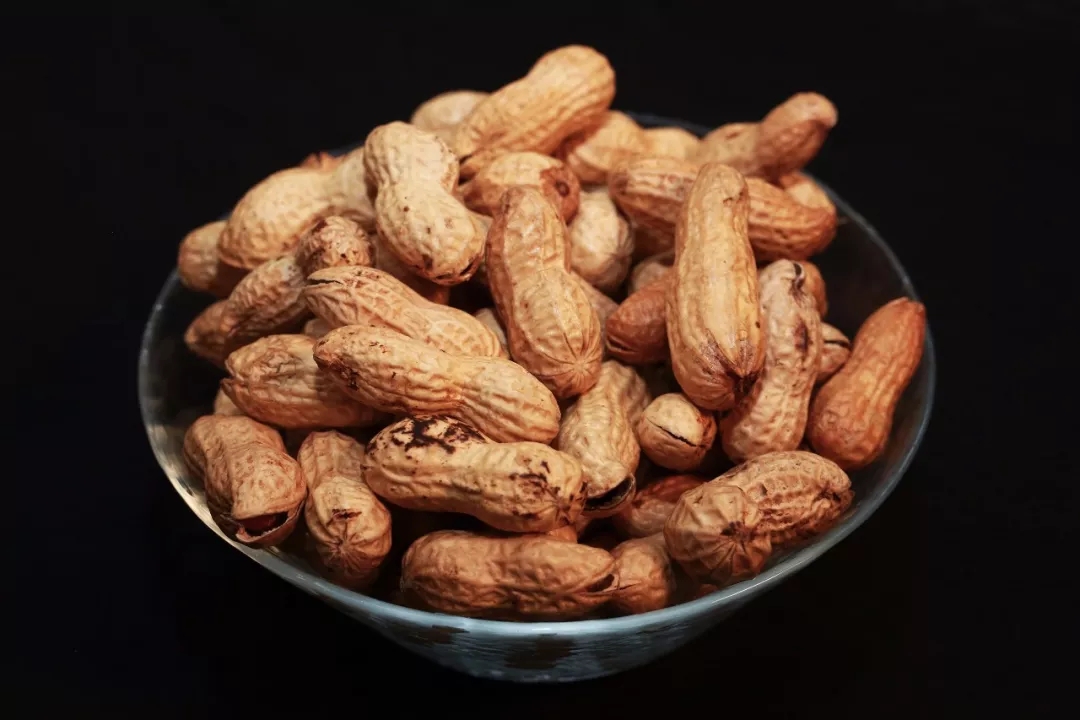 话梅花生里的话梅,花生和巧克力的碰撞