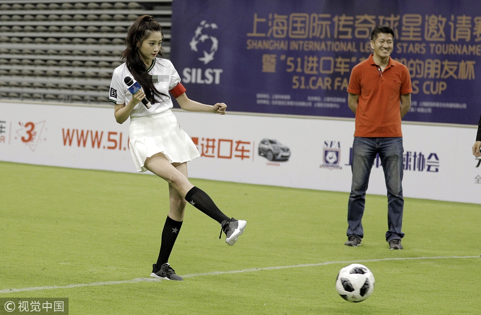 关晓彤踢足球的时候穿白裙,关晓彤踢足球比赛