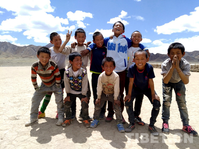 没有专业球鞋却怀揣闪亮梦想雅江边足球小将“预热”世界杯