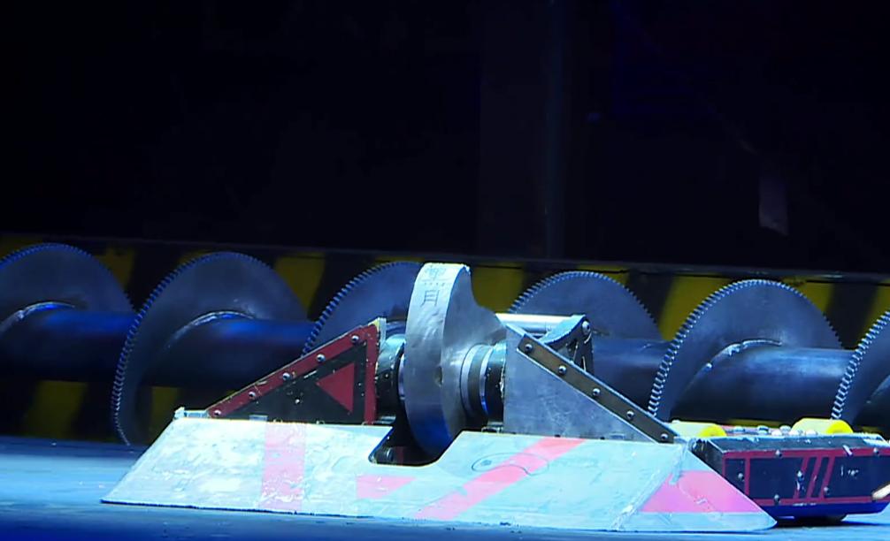 机器人争霸黑狼战毒牙,中国机器人格斗大赛毒牙