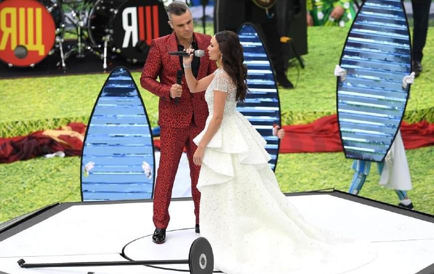 罗比威廉姆斯开幕式竖中指,世界杯罗比威廉姆斯为什么竖中指