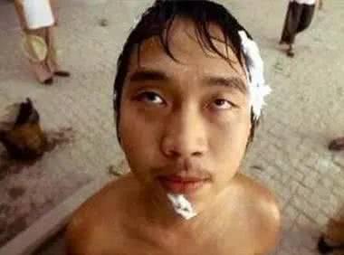 还记得《功夫》里露屁股的那个人吗？如今37岁的他变成了这样