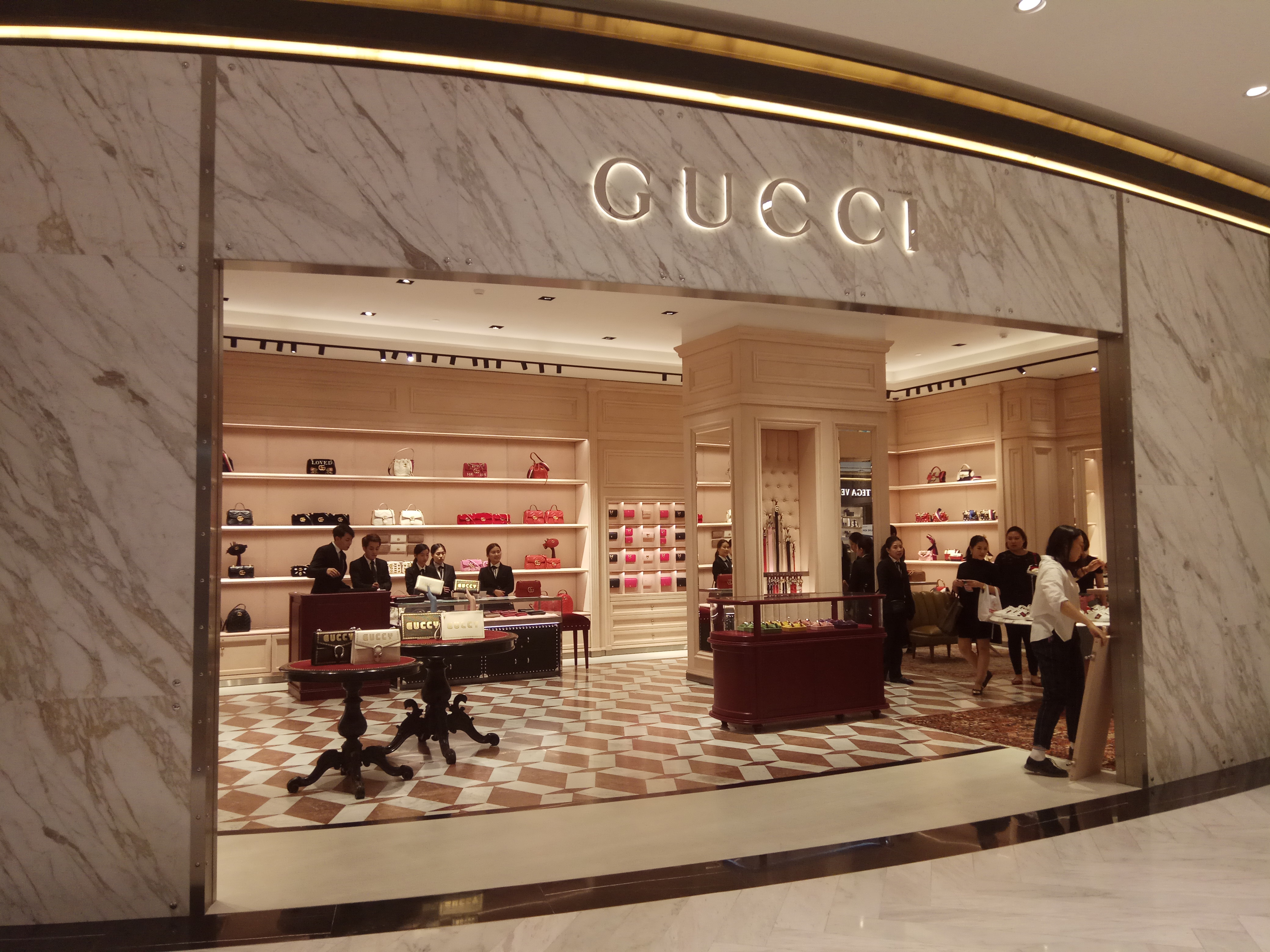 泰国王权免税店怎么免费接送,泰国王权免税店附近海鲜自助