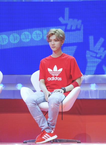 鹿晗红色裤子男,鹿晗为什么穿红色的衣服