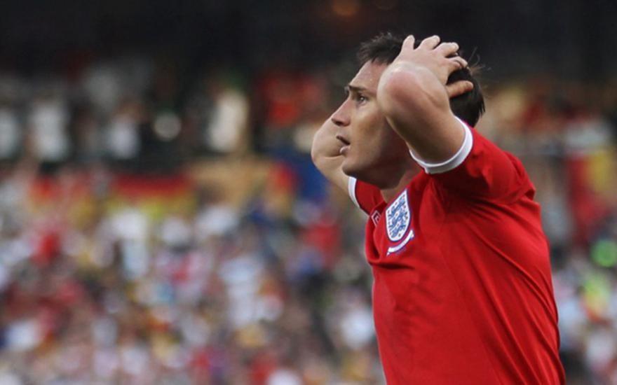 点球裁判用吹哨吗,主裁借var补吹点球