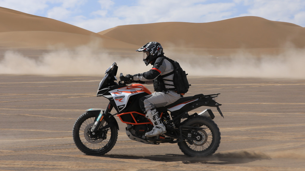 2018款ktm1290s测试,ktm1290advs版22款与23款区别