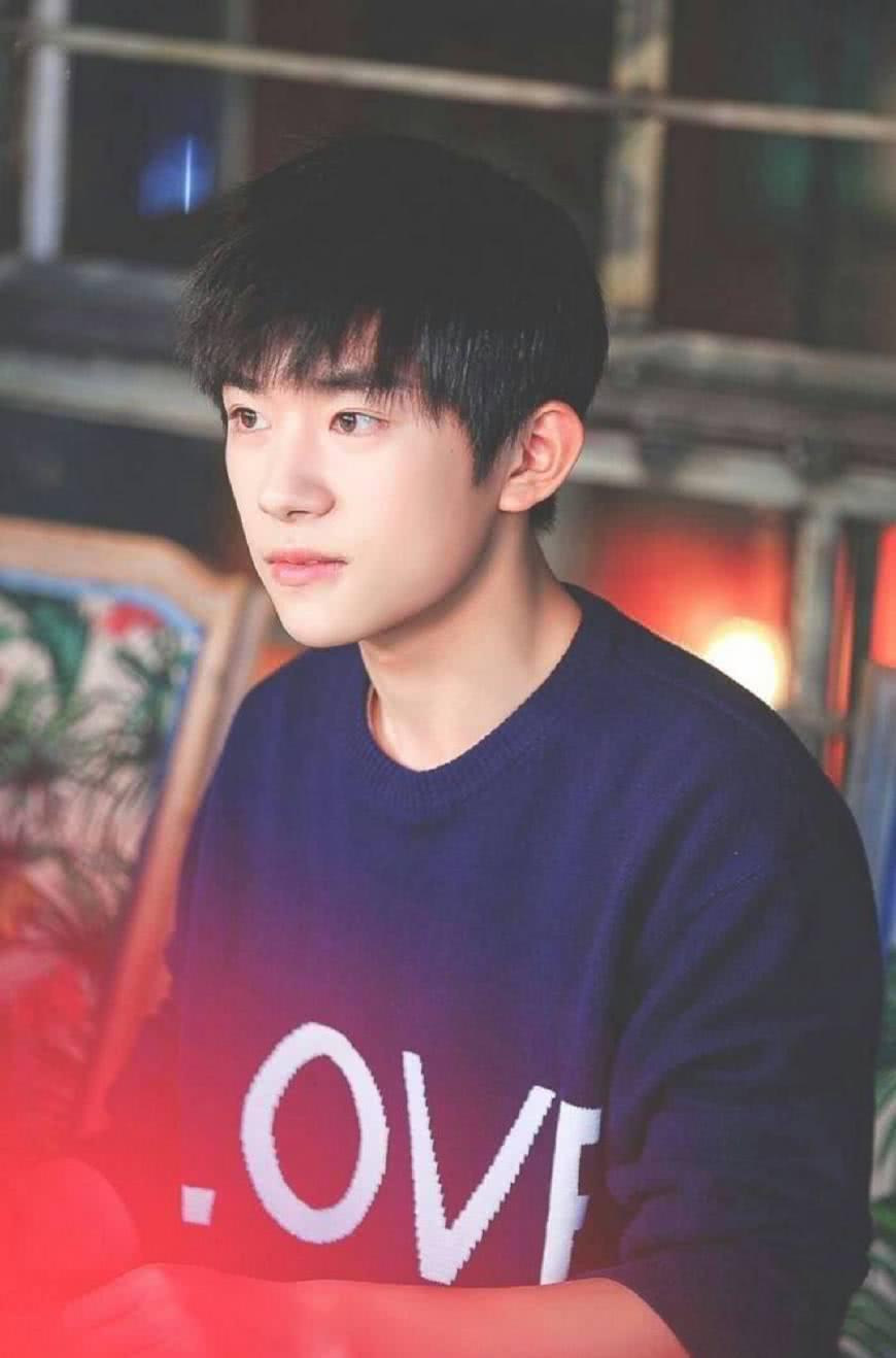 易烊千玺让胖虎给“妈妈”买冰淇淋，太暖心了