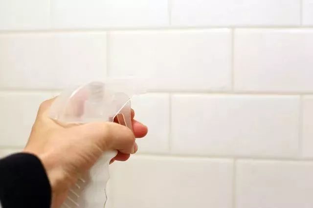 白墙弄脏了怎么把它变白不用白酒,白墙孩子给弄脏了有什么能变白