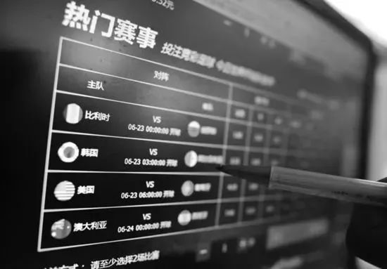 「提醒」天台上的，你们暴露了！警方请你们下来聊聊