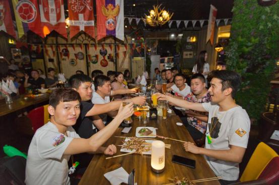 喝啤酒吃烧烤看球赛,喝啤酒开车吃烤串