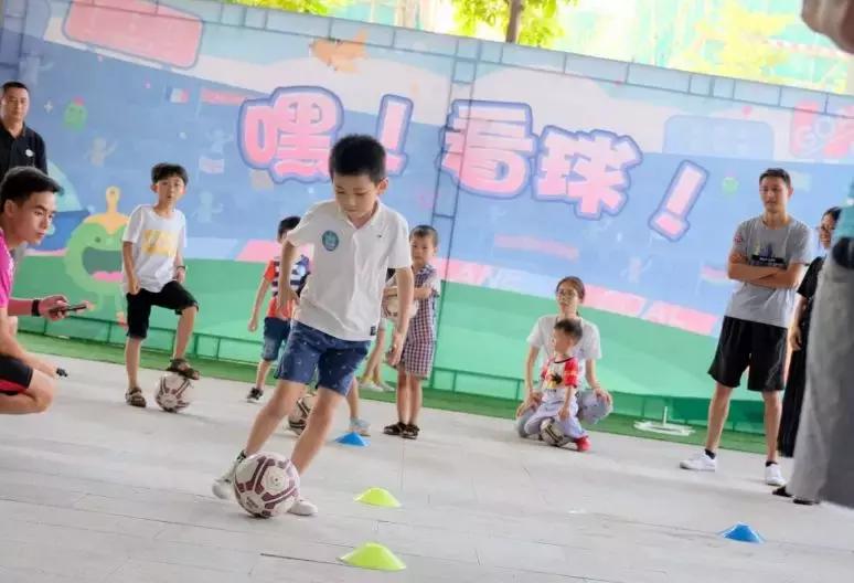 刚刚过去的父亲节，我和孩子在这里踢了一场世界杯