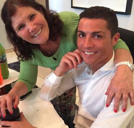 c罗家庭成员主要有谁,c罗小时候家庭条件