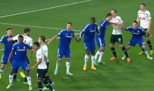 非洲队奇葩角球战术：3队友相互扯球衣！堪比切尔西5人手拉手