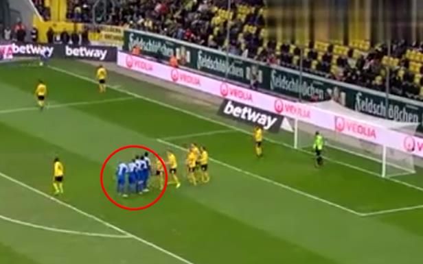 非洲队奇葩角球战术：3队友相互扯球衣！堪比切尔西5人手拉手