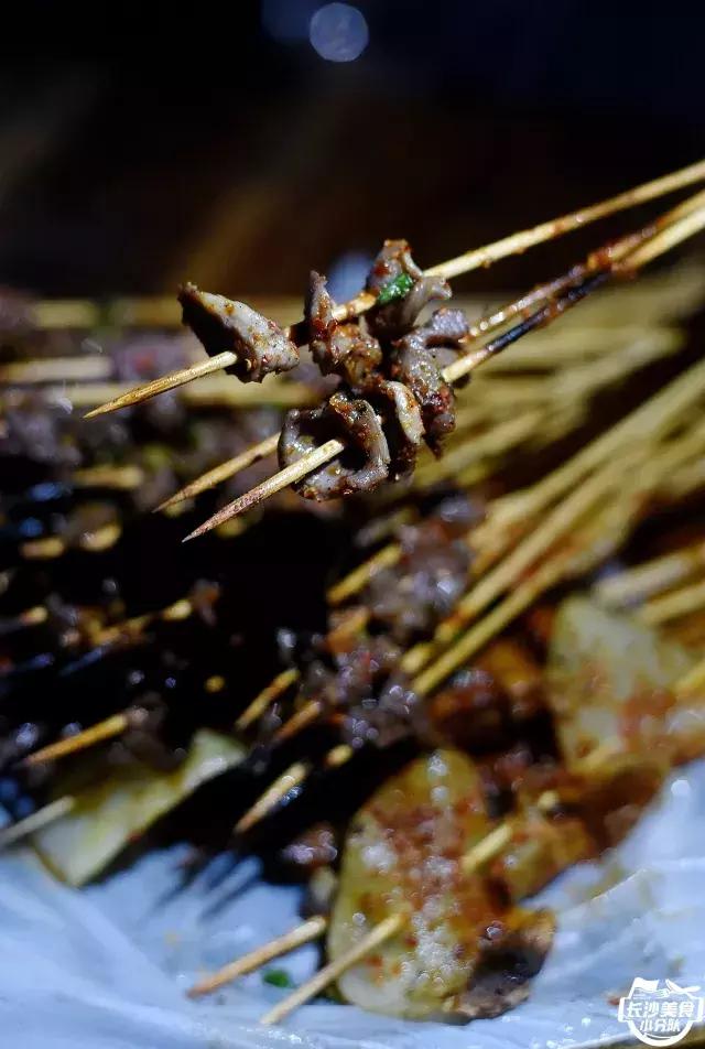 不管有没有世界杯,这家几平方的无名烧烤摊,牛肉串都要预定!