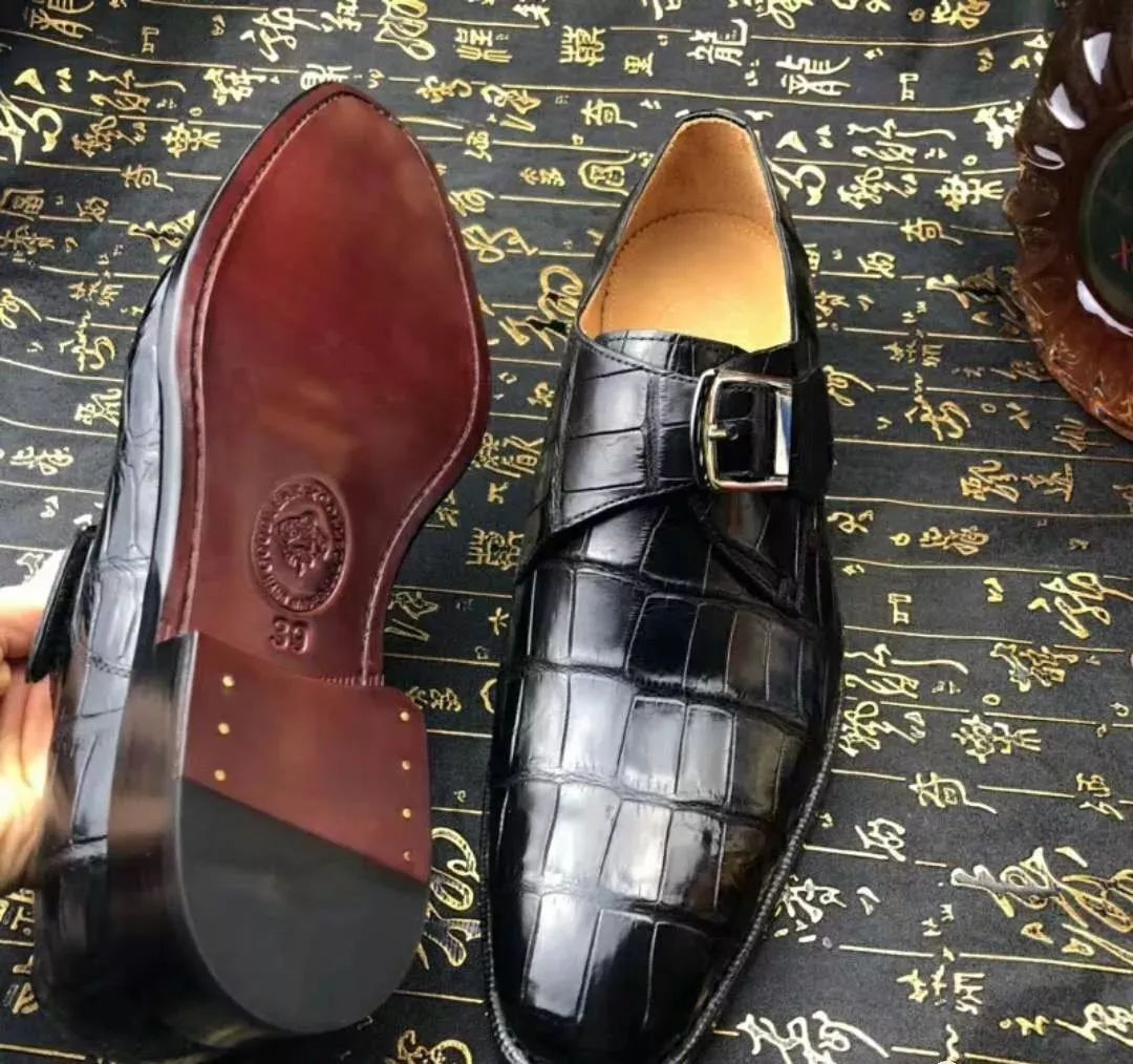 鳄鱼皮鞋子好还是牛皮好,鳄鱼皮的皮鞋优点和缺点