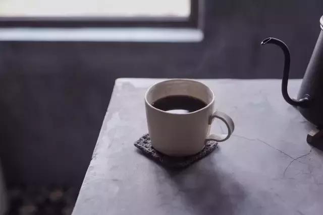 玻璃杯和陶瓷杯哪个更适合喝茶,喝咖啡用陶瓷杯还是玻璃杯