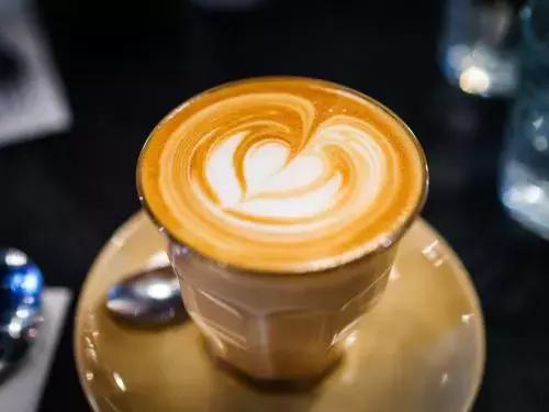 玻璃杯和陶瓷杯哪个更适合喝茶,喝咖啡用陶瓷杯还是玻璃杯