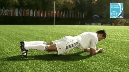 踢球注意脚不要受伤,踢球前热身多久合适