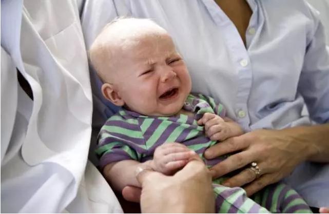 孩子发烧觉得冷应该捂汗还是散热,孩子发烧冷得发抖可以物理降温吗